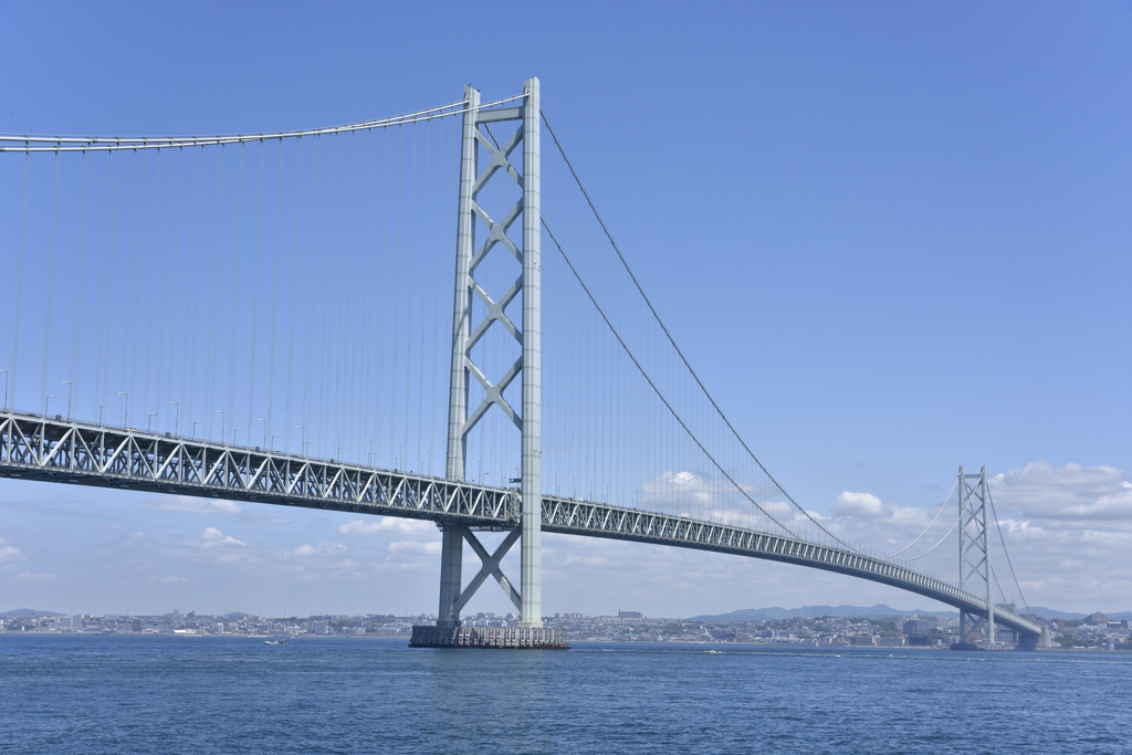 青と明石海峡大橋