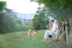 眼鏡で覗く