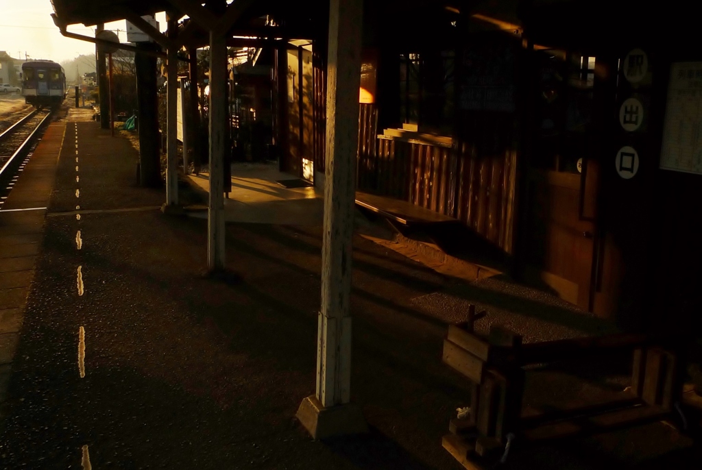 朝日差し込む駅