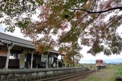 色づき始めた駅
