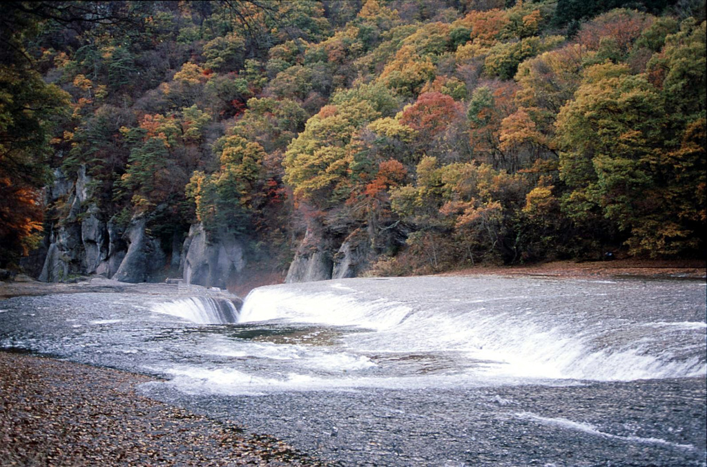 吹き割の滝