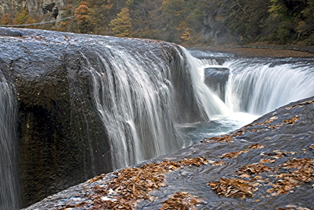 吹き割の滝