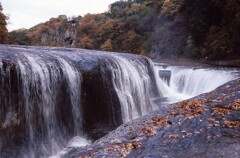 吹き割の滝