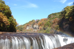 空と紅葉と滝