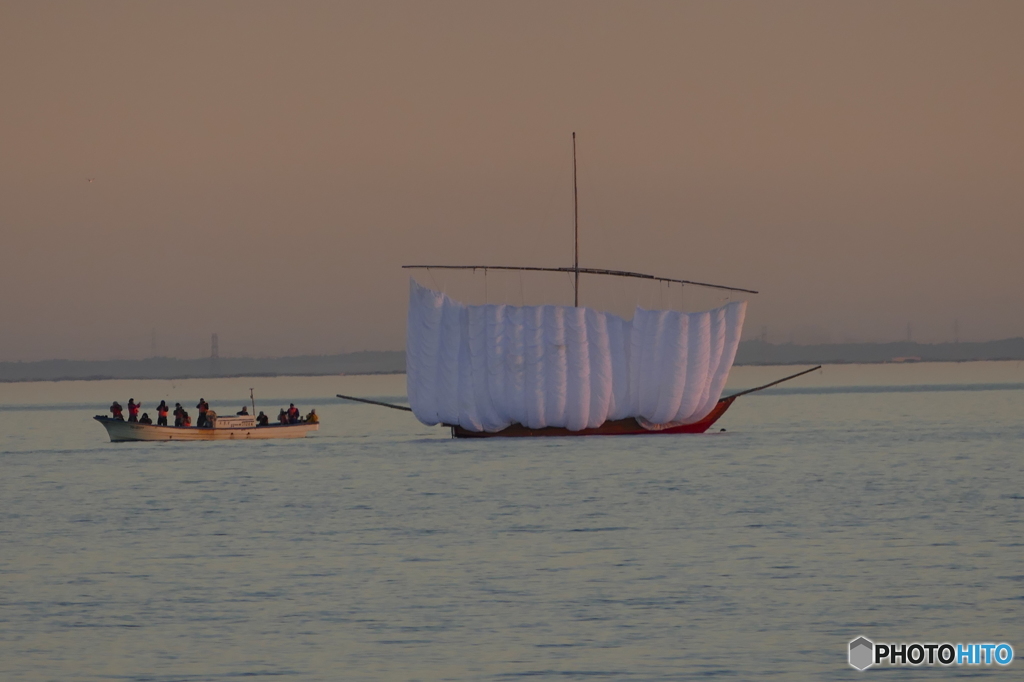 夕日の帆引き船