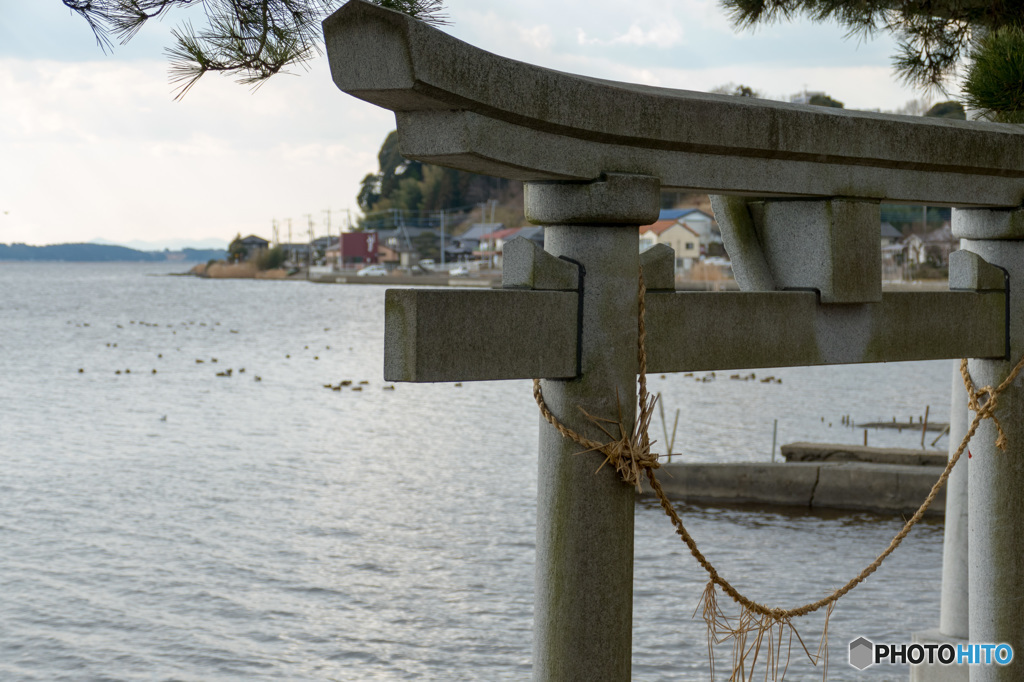 鳥居と湖