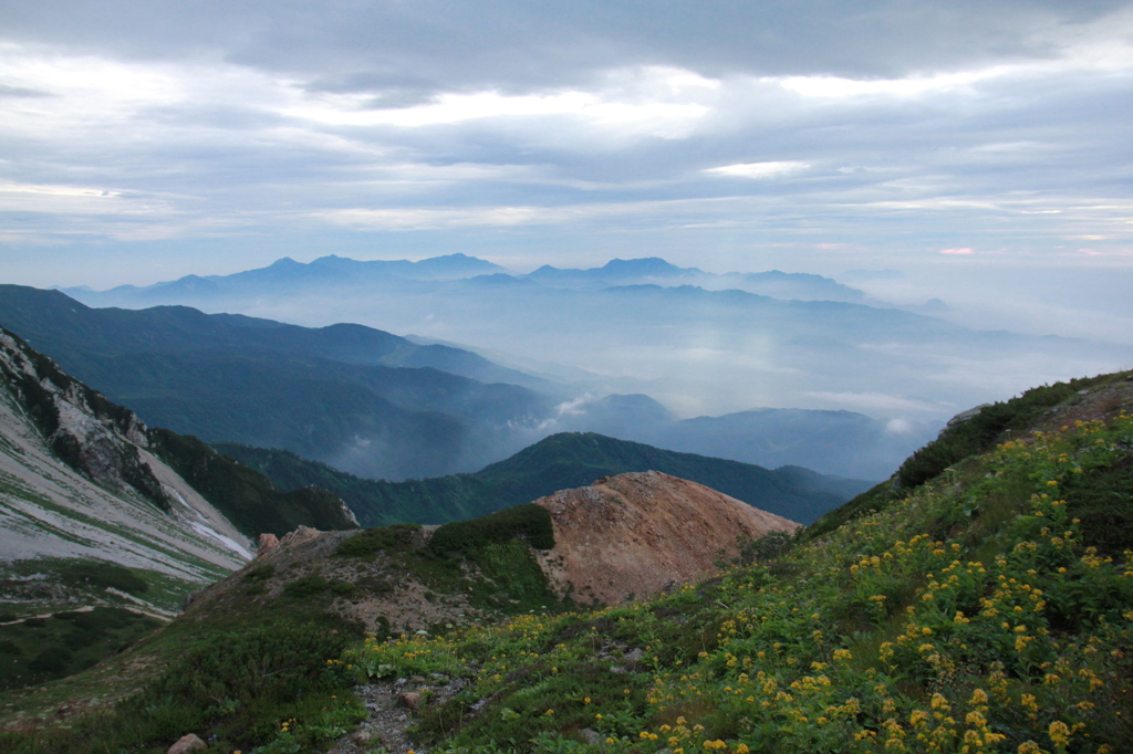 遠くに浮かぶ山並み