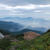 遠くに浮かぶ山並み