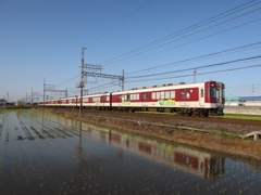 水面に映る近鉄電車