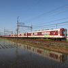 水面に映る近鉄電車