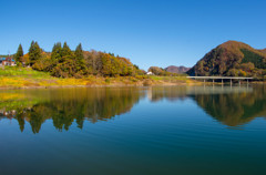 朝の錦秋湖