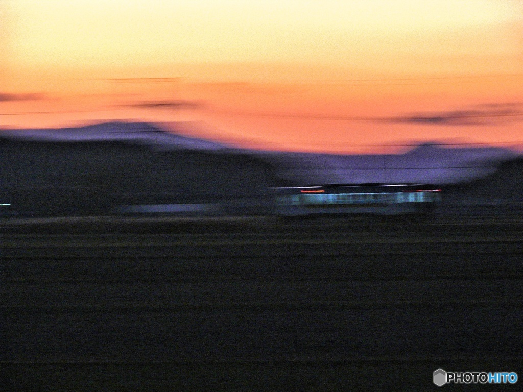 暗くなった17時の列車