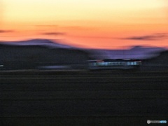 暗くなった17時の列車