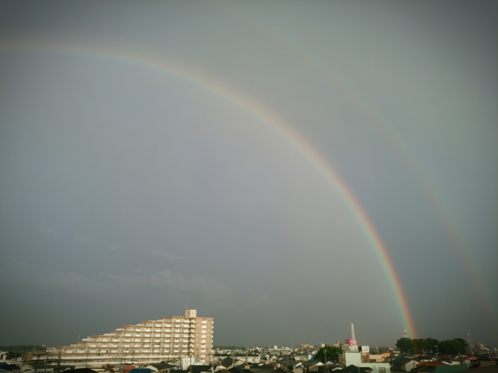 雲の切れ間に虹参上。