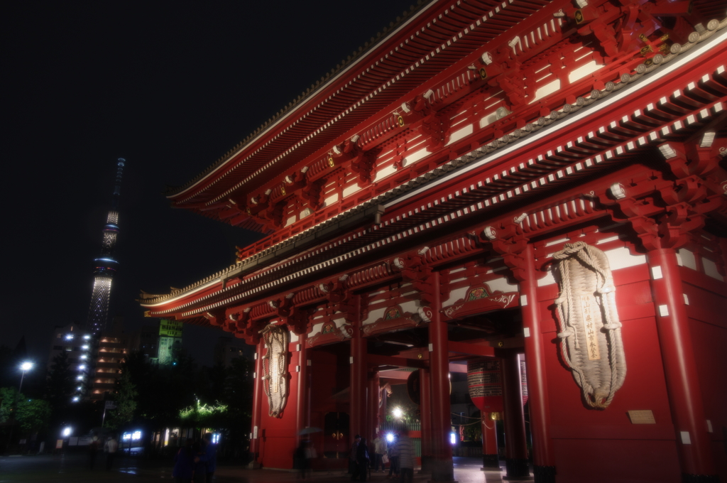 夜の浅草寺へ