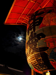 大提灯と月