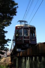 春風を切り裂いて。
