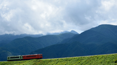 列車とアルプスの稜線