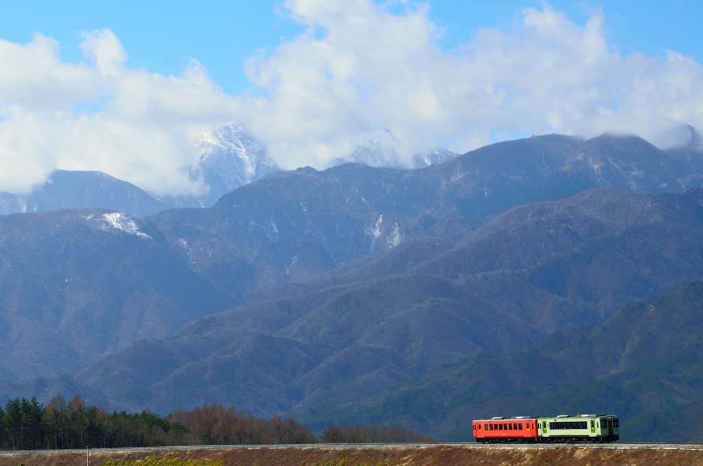 初春の甲斐駒ケ岳を背に