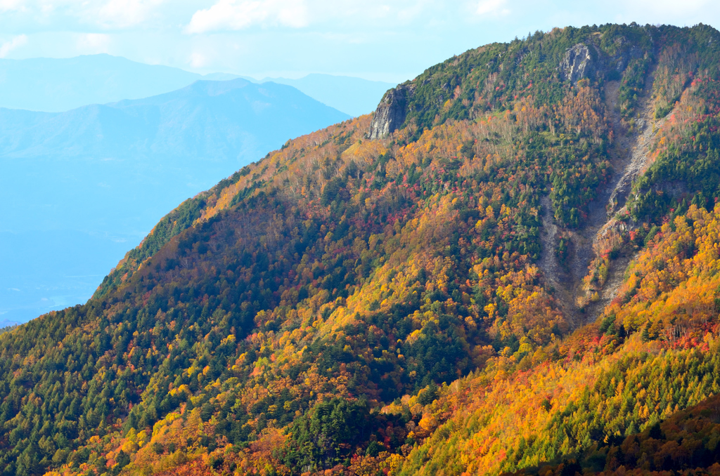 染まる山肌