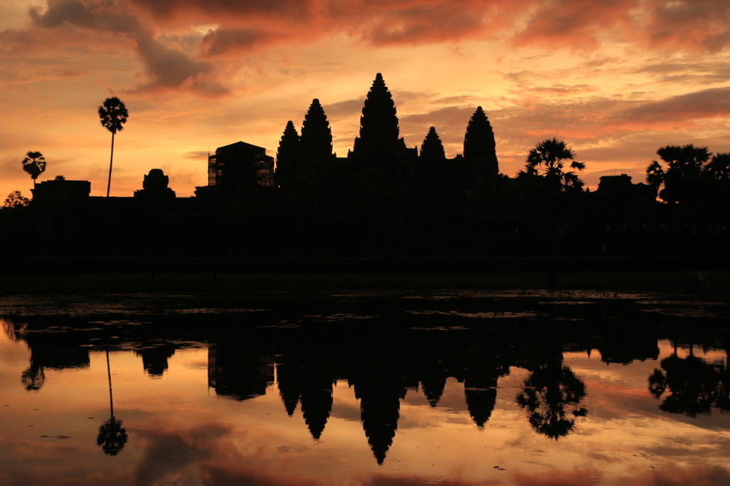 朝焼けのアンコールワット