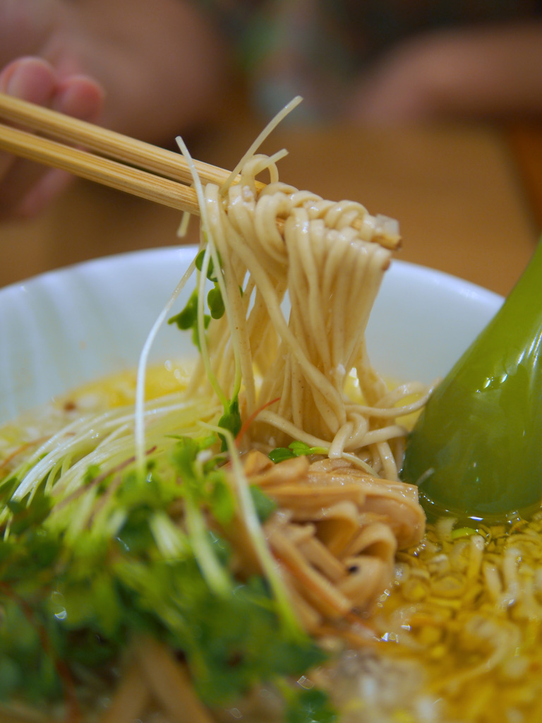 塩SOBAの麺上げ