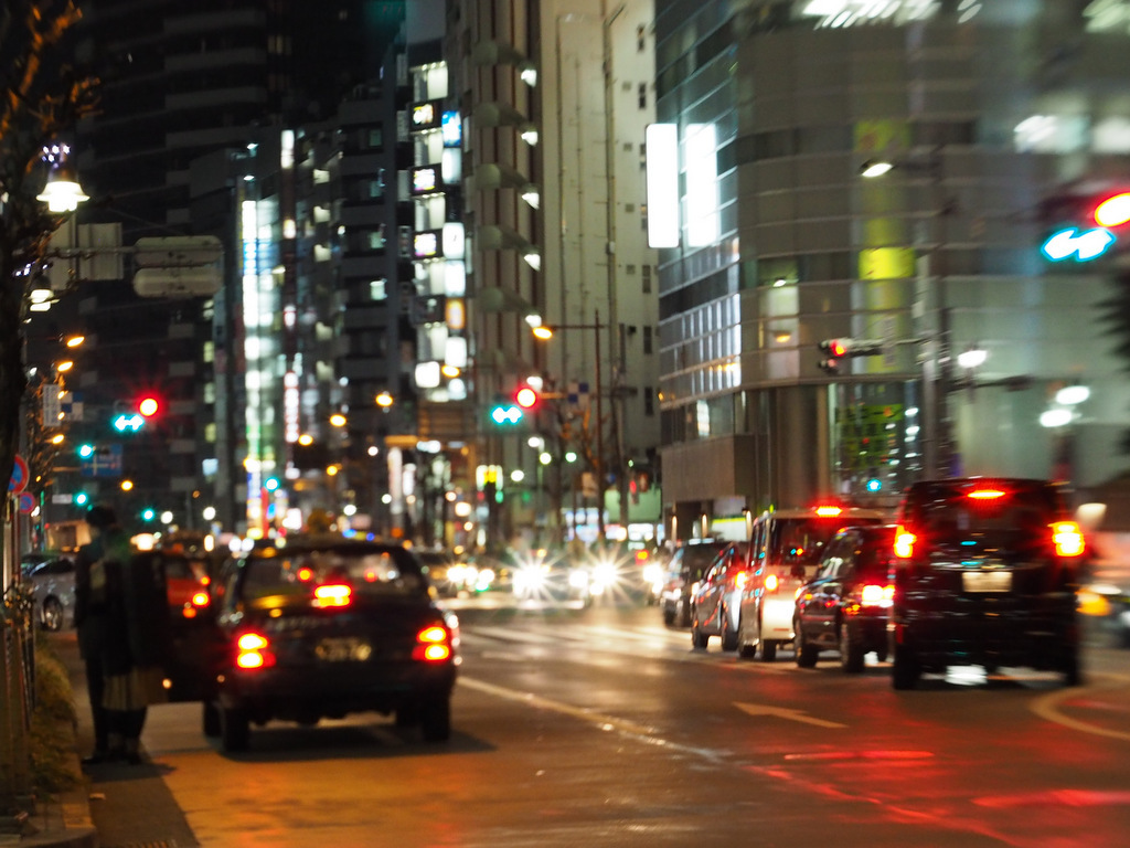 夜の街へ消える人