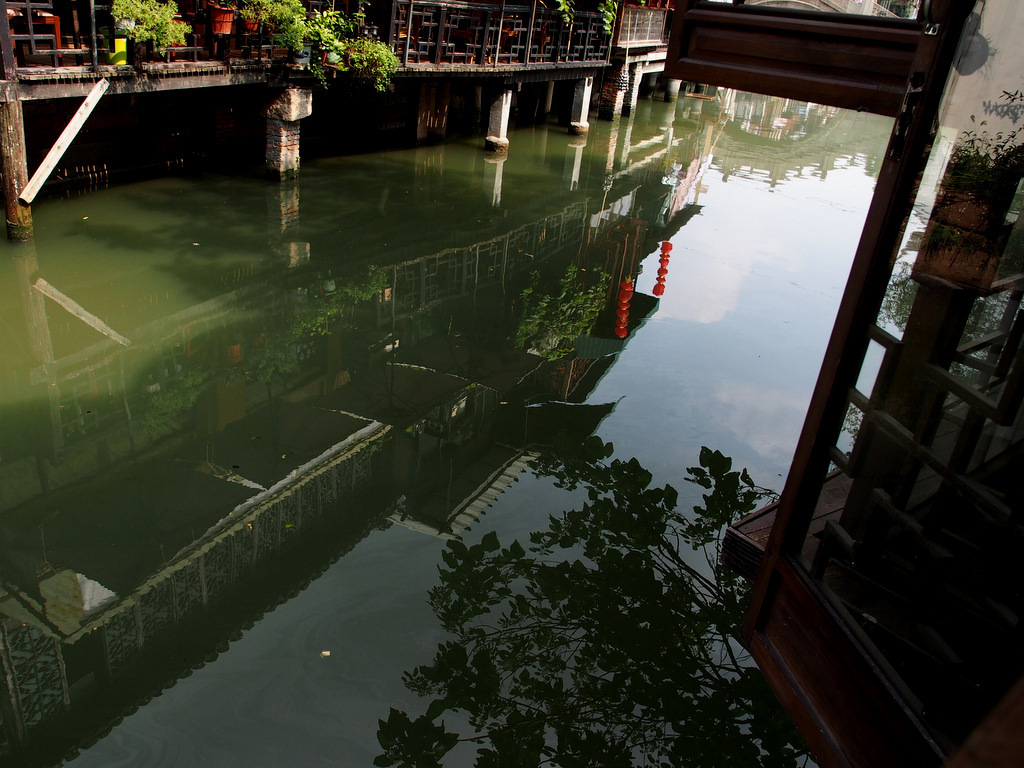 水郷に写る店