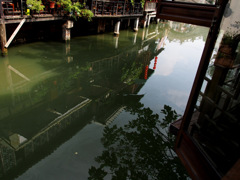 水郷に写る店