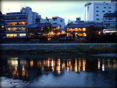 灯り始めた加茂川