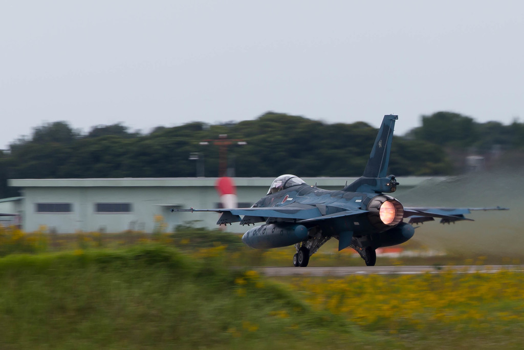 雨の築城基地 F-2 (4)