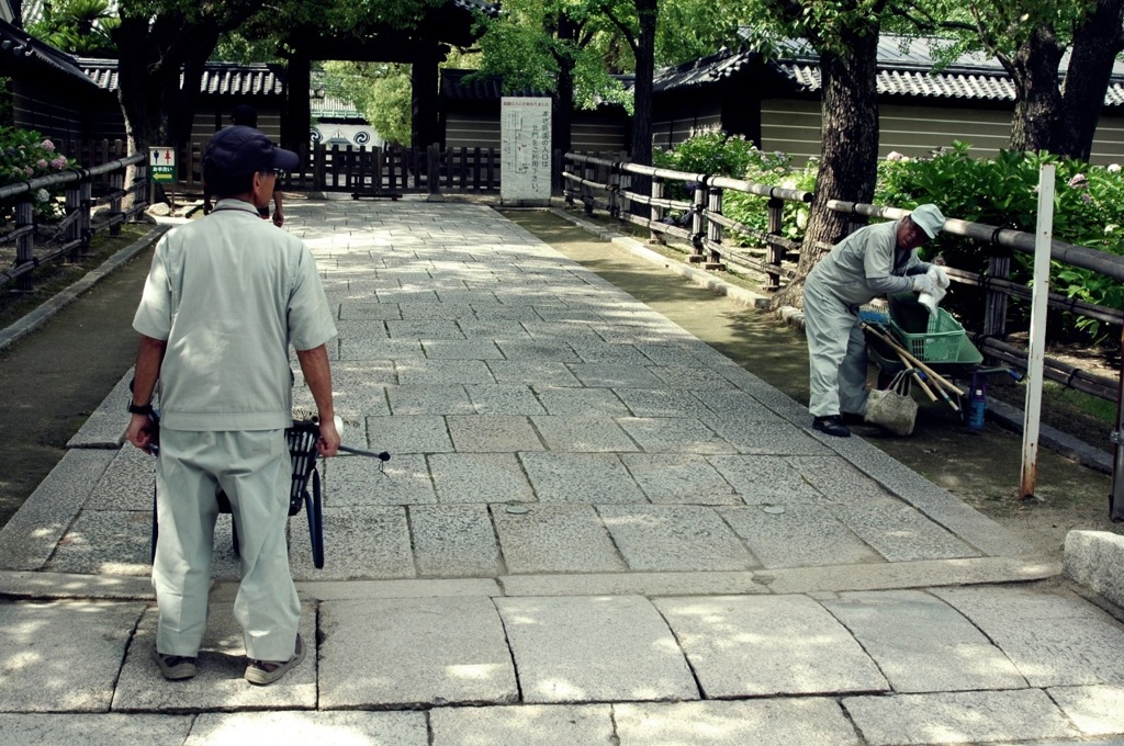 四天王寺境内から（清掃員）