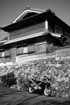 古い住宅とバイク