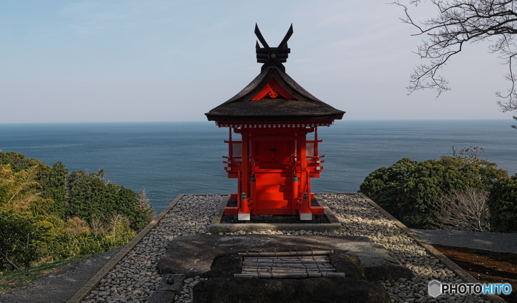 春日社社殿と海　P1209585