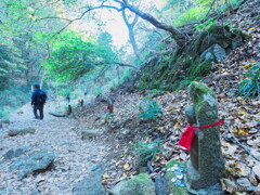 石仏の並ぶ参道