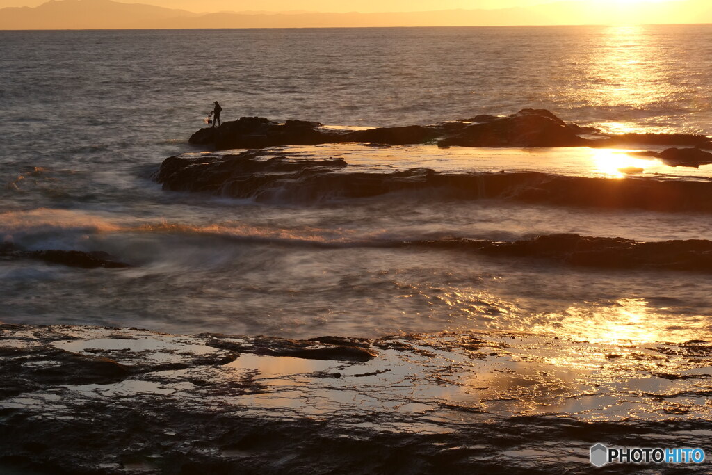 夕日の中の釣り人　P1139938