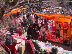 深大寺だるま市の賑わい