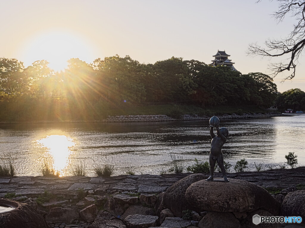 桃太郎像と岡山城