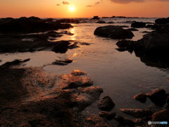 岩礁を夕日が照らす　P1031279