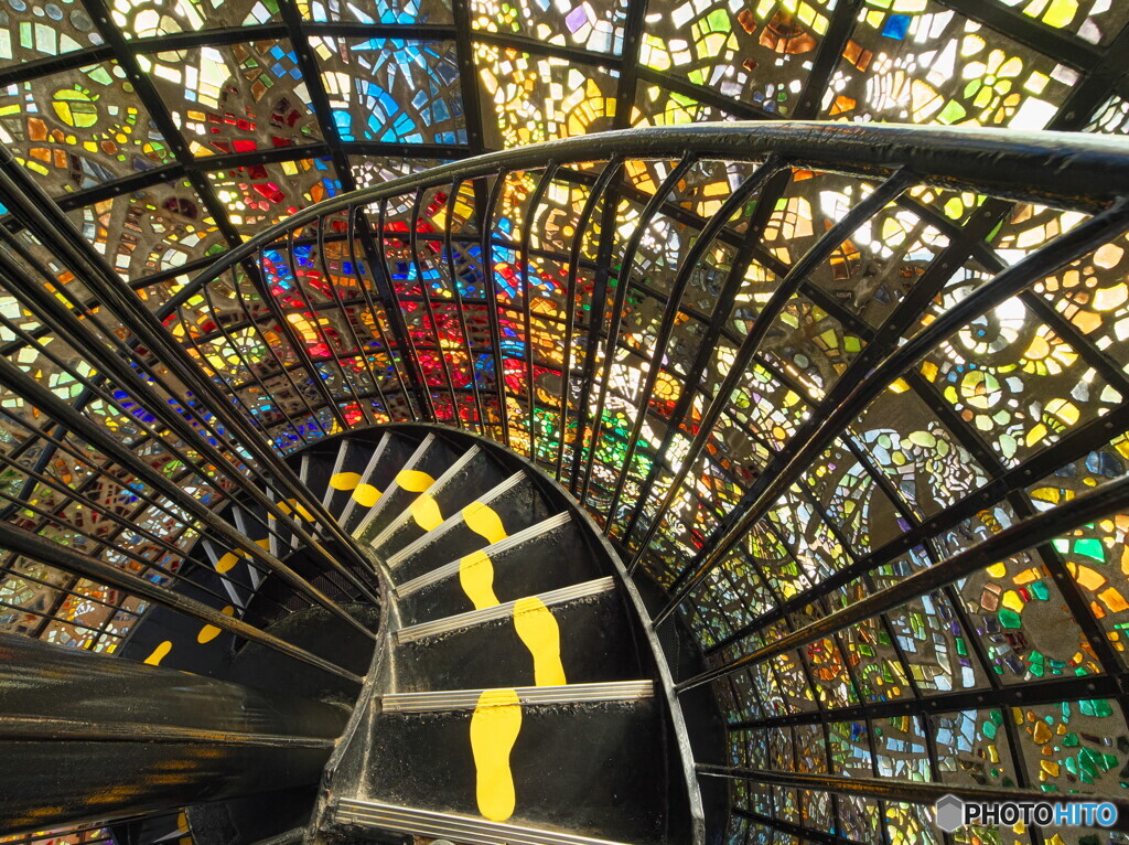 螺旋階段を下る