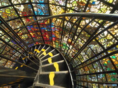 螺旋階段を下る