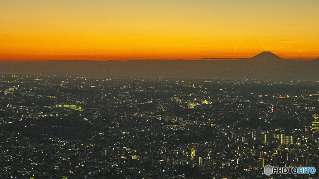 街に灯りがともり始める頃