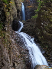 三段に流れ落ちる