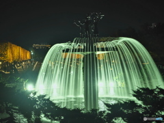 夜の噴水