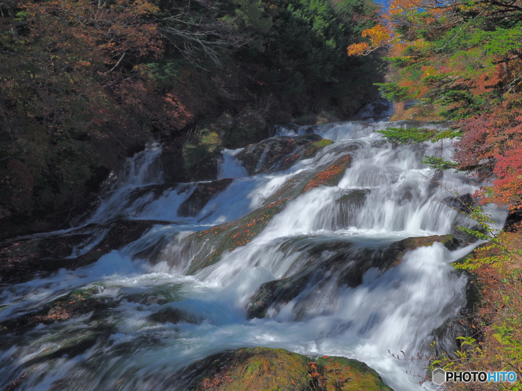 紅葉の中を下り流れる　PA150587
