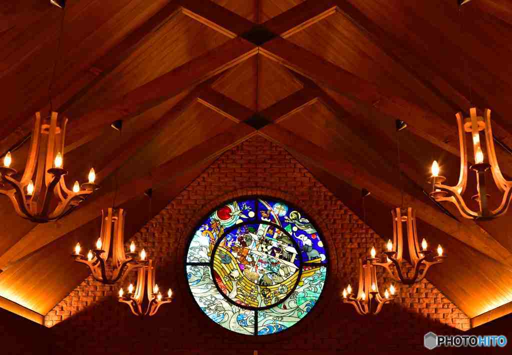 影絵のようなステンドグラス