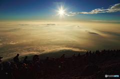 太陽と雲海と登山者