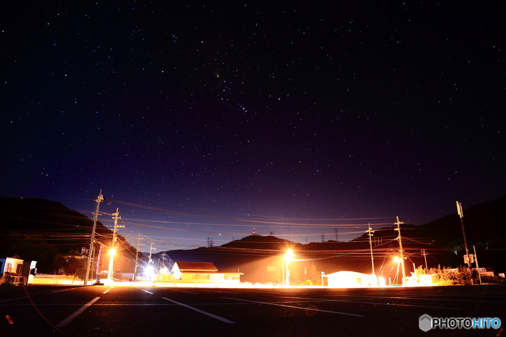 駐車場から望む夜空