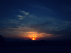 リコーブルーと夕焼けと二上山　桧原より