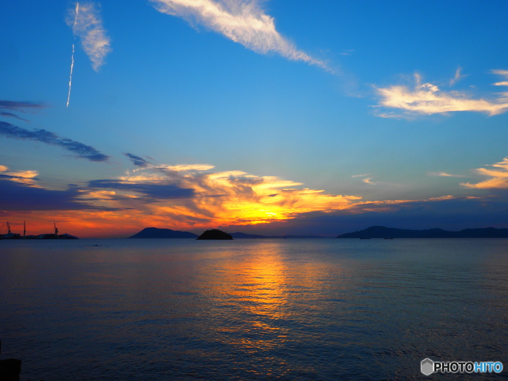 飛行機雲と夕暮れ時